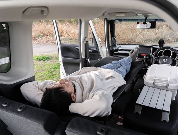 段差もパイプも気にならない。車中泊専用ベッドとマットレスで車内でも 