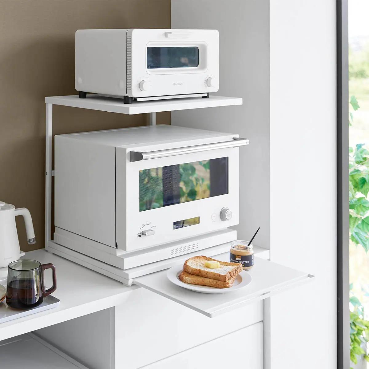 山崎実業「スライドテーブル付きキッチン家電下ラック タワー 2段」のスライドテーブルを出した様子