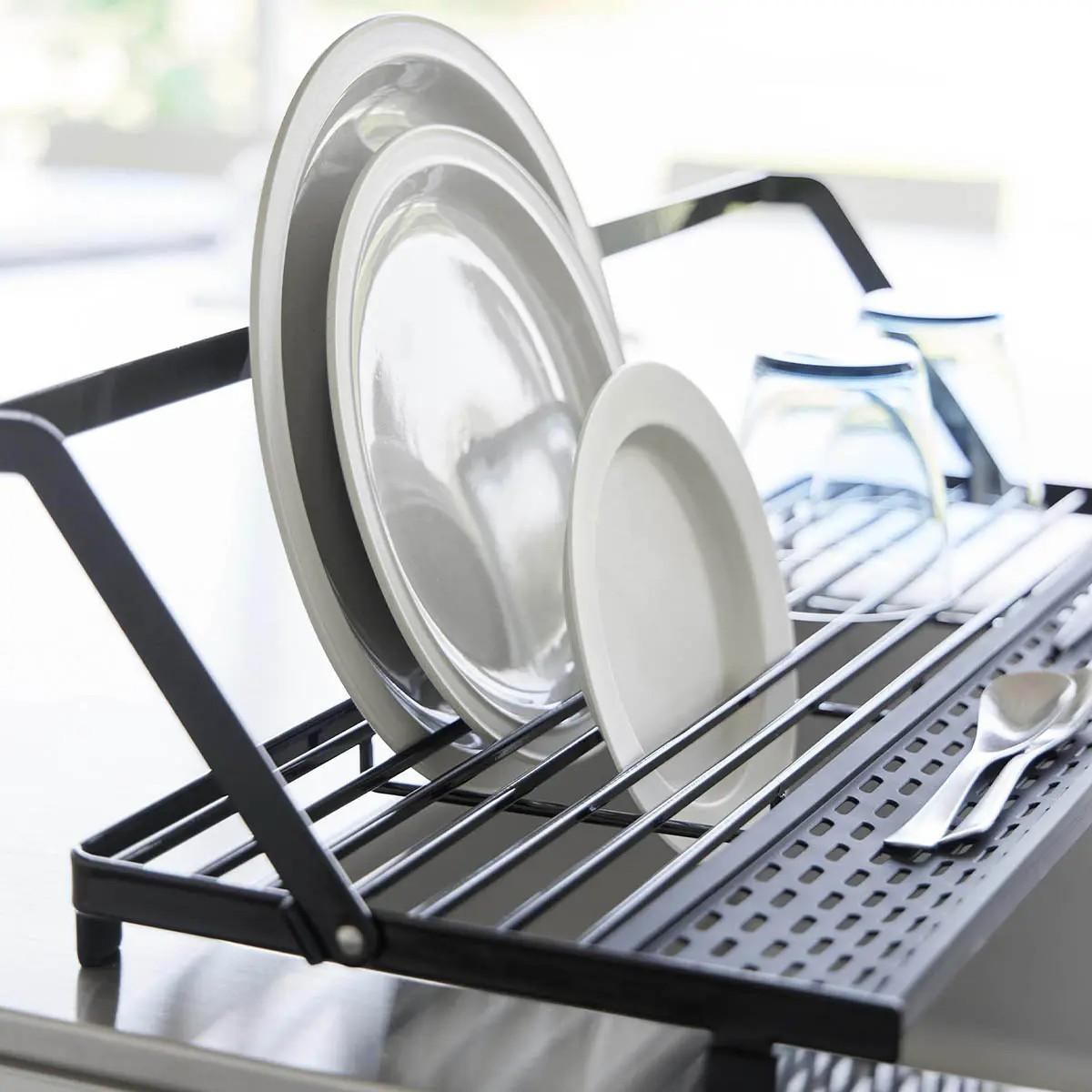 山崎実業「シンク上スリム水切りラック タワー シリコーントレー付き」にヒラ皿を立てた様子