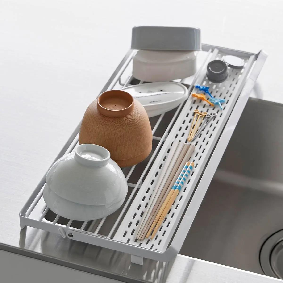 山崎実業「シンク上スリム水切りラック タワー シリコーントレー付き」に一食分の皿をのせた様子