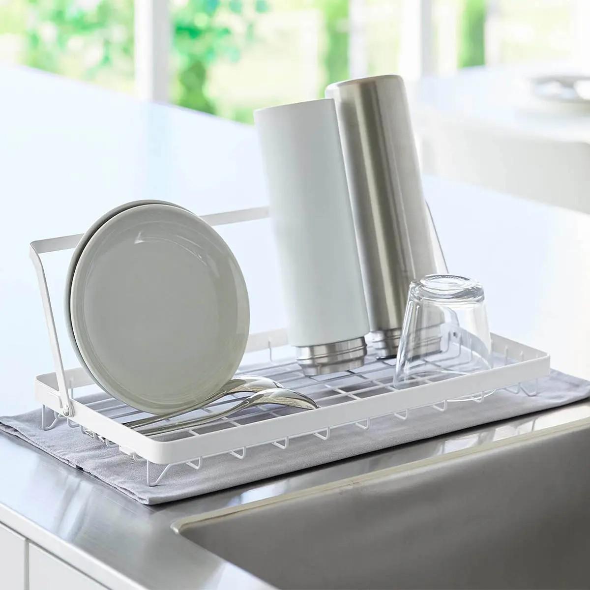 山崎実業「水筒を立てて干せる水切りバスケット タワー」の使用イメージ