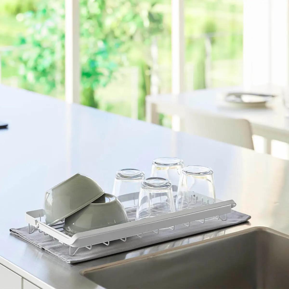 山崎実業「水筒を立てて干せる水切りバスケット タワー」に皿をのせた様子