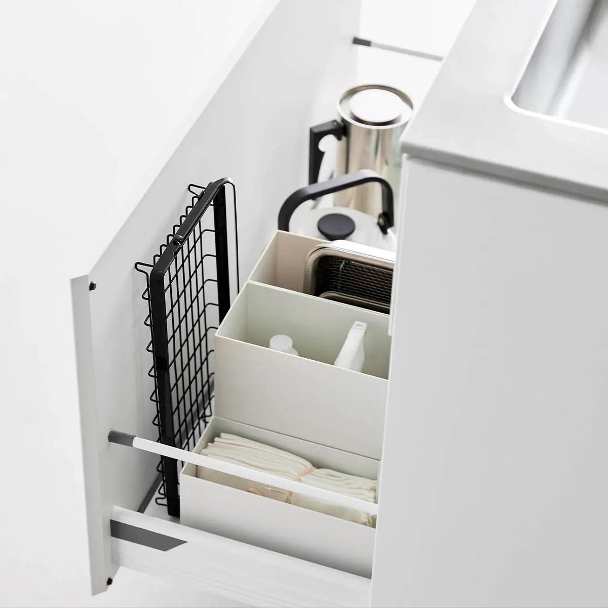 山崎実業「水筒を立てて干せる水切りバスケット タワー」を収納した様子