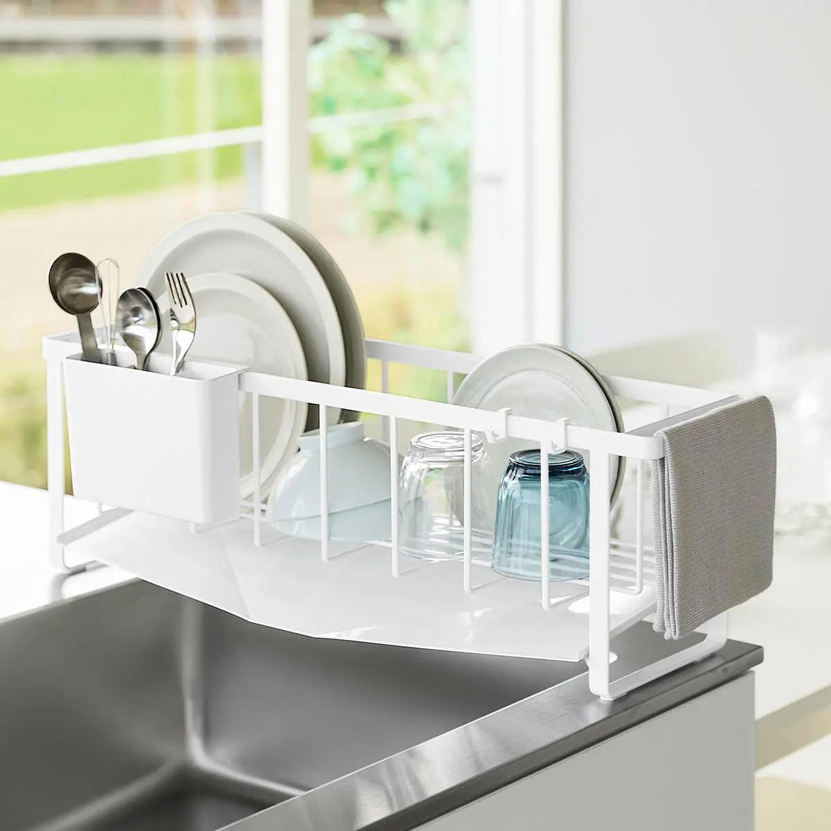 山崎実業「水切れの良いスリム水切りワイヤーバスケット タワー」の使用イメージ