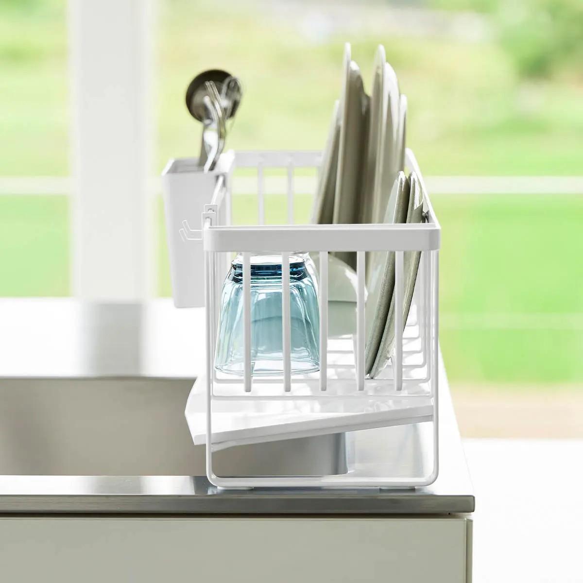 山崎実業「水切れの良いスリム水切りワイヤーバスケット タワー」のトレーが斜めな様子