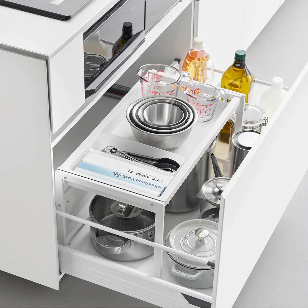 山崎実業 「シンク下引き出し幅伸縮スライドラック タワー D30」の幅を伸ばさずに設置した様子