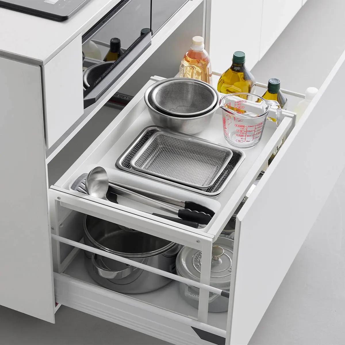 山崎実業 「シンク下引き出し幅伸縮スライドラック タワー D40」の幅を伸ばさずに設置した様子