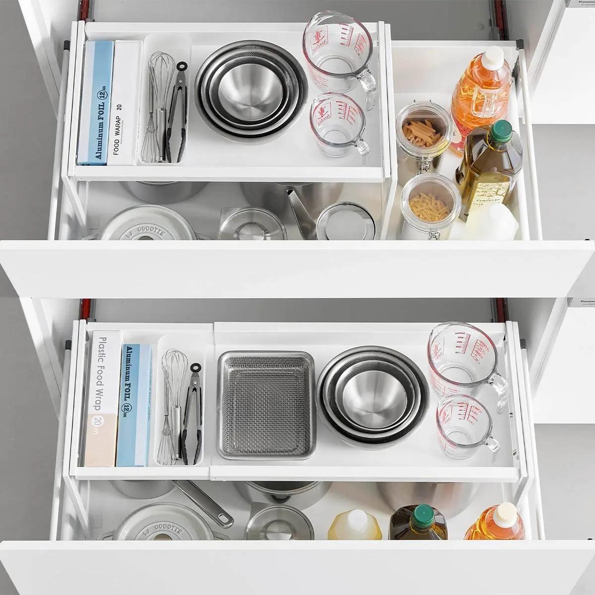 山崎実業「シンク下引き出し幅伸縮スライドラック タワー D30」の幅を伸ばす前後の写真