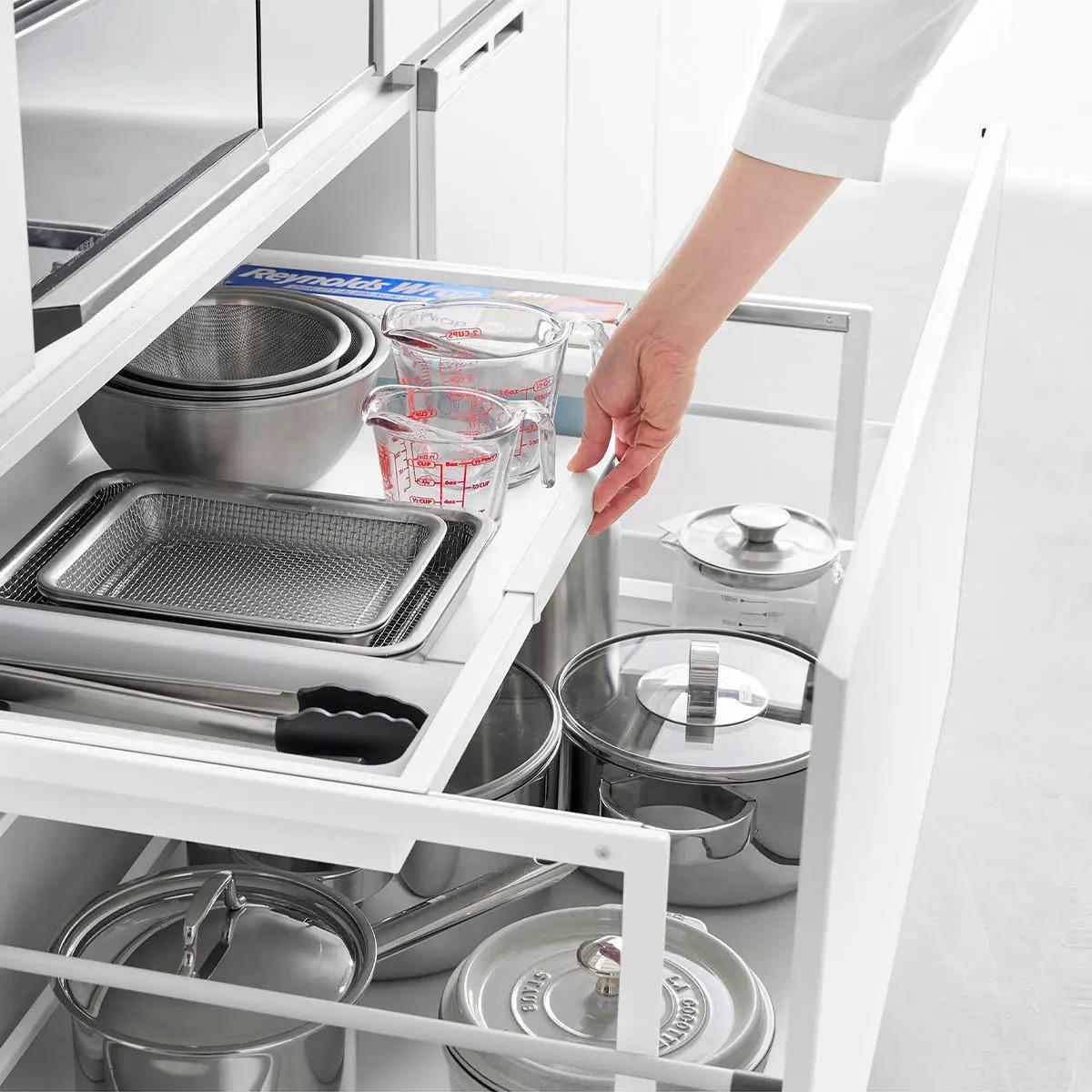 山崎実業 「シンク下引き出し幅伸縮スライドラック タワー D40」の天板をスライドした様子