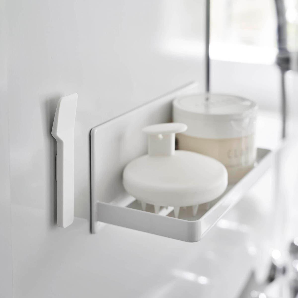 山崎実業「マグネットスパチュラ タワー」を浴室の壁面につけいているところ