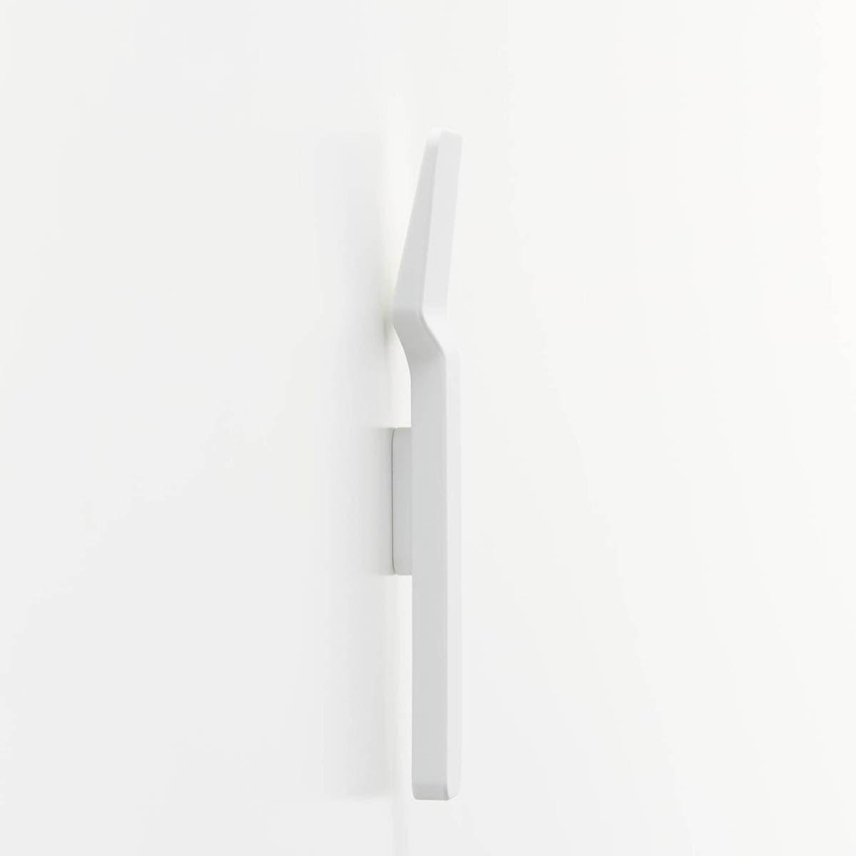 山崎実業「マグネットスパチュラ タワー」を壁面につけいているところ