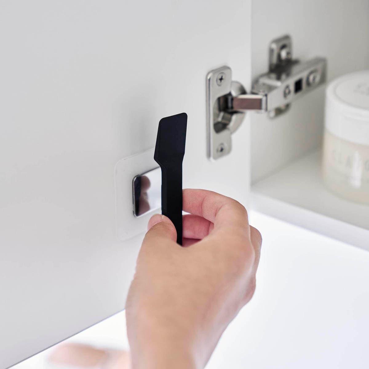 山崎実業「マグネットスパチュラ タワー」を洗面所内扉につけいているところ