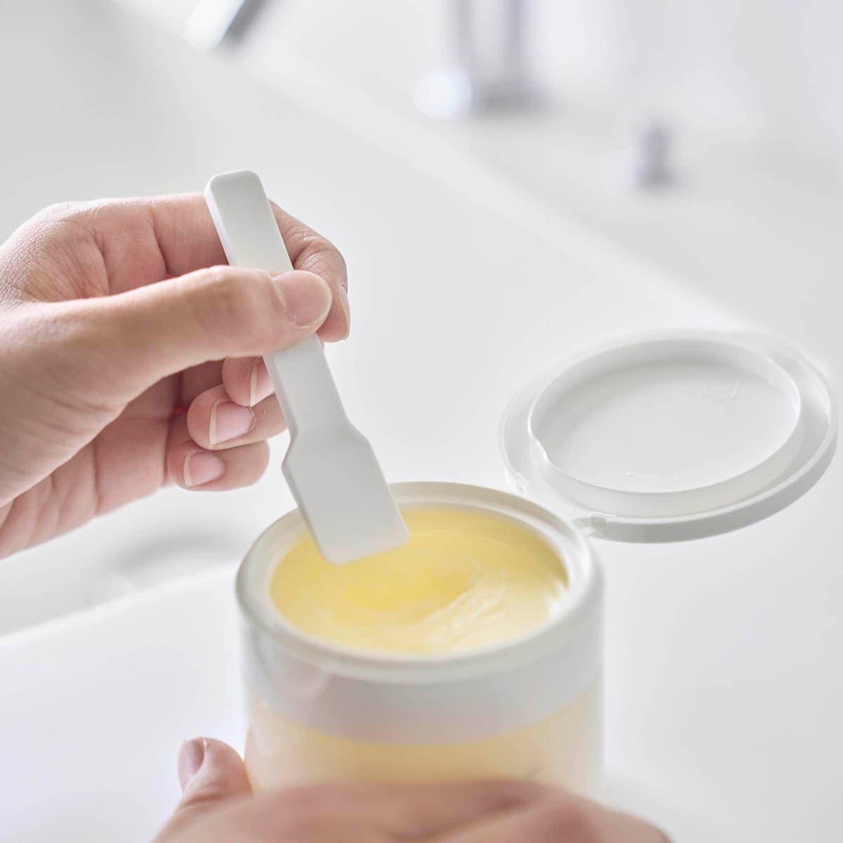 山崎実業「マグネットスパチュラ タワー」でヘアトリートメントを取るところ