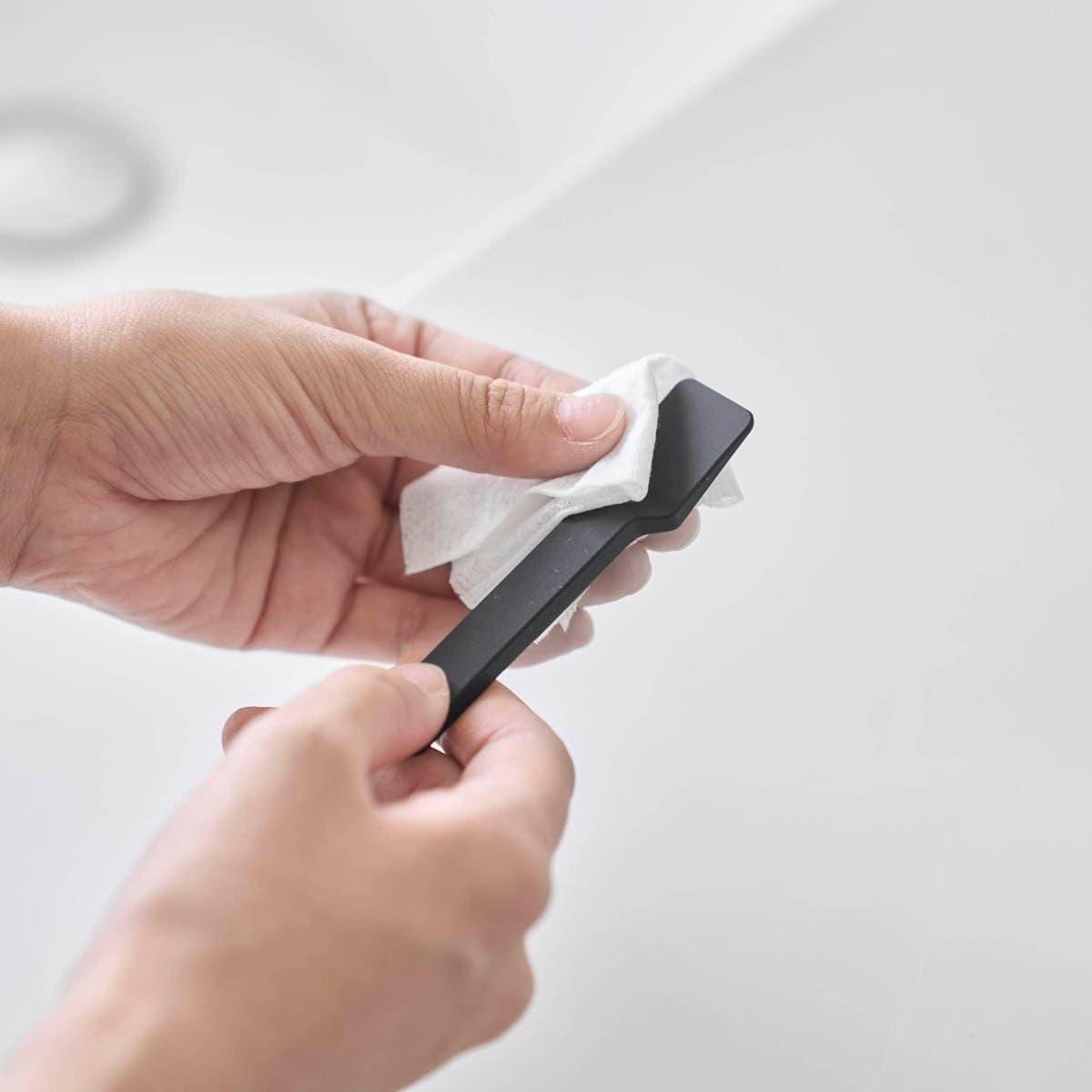 山崎実業「マグネットスパチュラ タワー」をケアしている様子