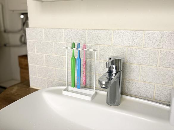 山崎実業の「歯ブラシスタンド」、気づけば3~4年は愛用しています