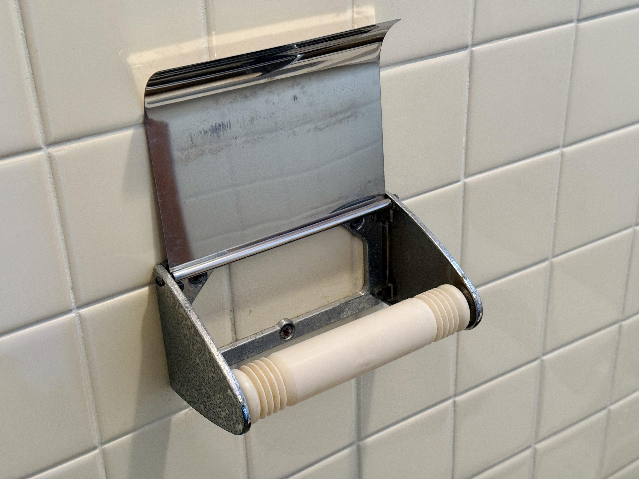 昭和なトイレ、ダサい問題「楽天1位のトイレホルダー」でお洒落に変身