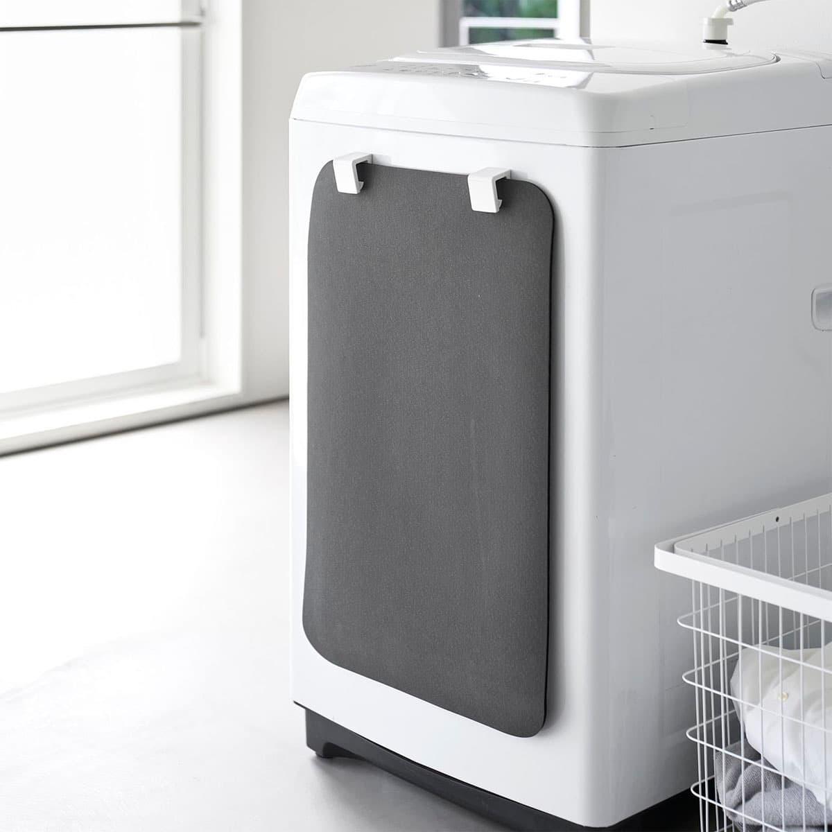 山崎実業の「マグネットバスマット&タオルホルダー」で珪藻土マットを干しているところ