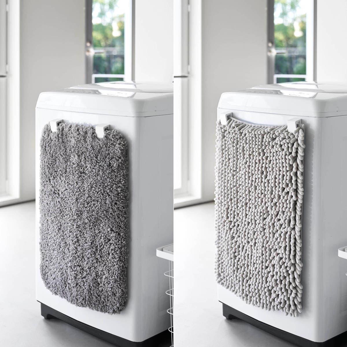 山崎実業の「マグネットバスマット&タオルホルダー」で毛足の長いバスマットを干している様子