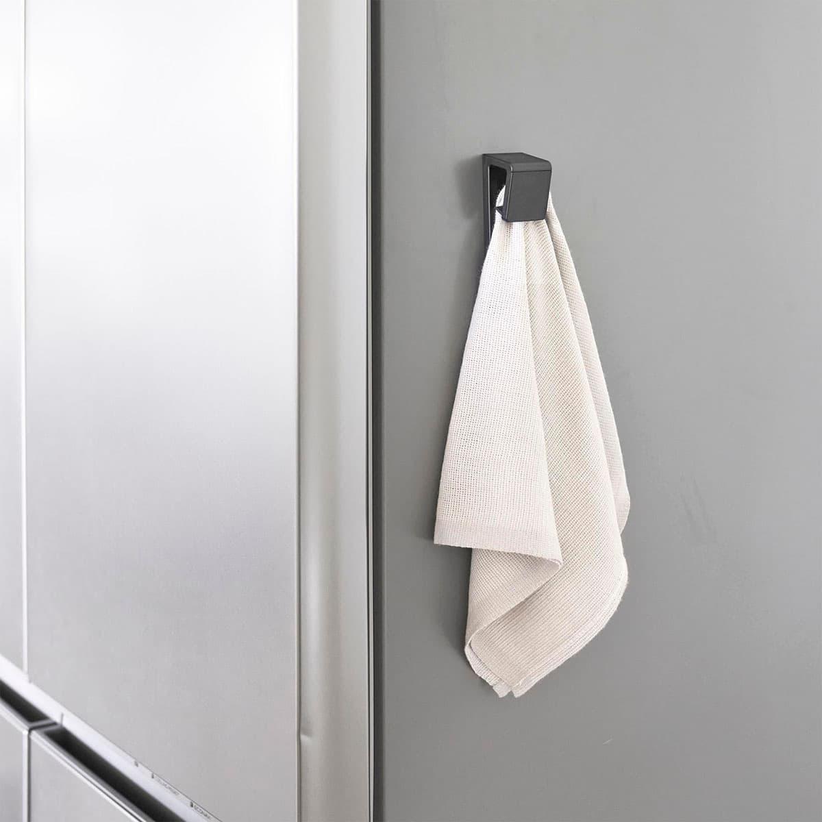 山崎実業の「マグネットバスマット&タオルホルダー」を冷蔵庫横に使っているところ
