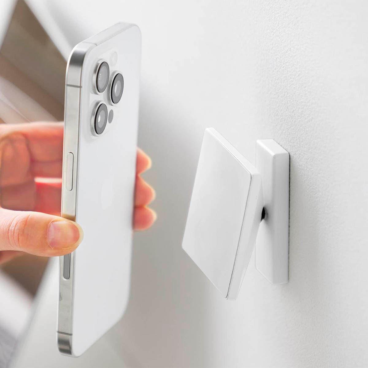 山崎実業の「角度が調節できる壁付けスマホホルダー タワー」にスマホをつけるシーン