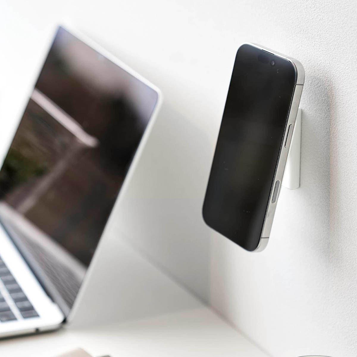 山崎実業の「角度が調節できる壁付けスマホホルダー タワー」をデスクの壁面に使っているところ