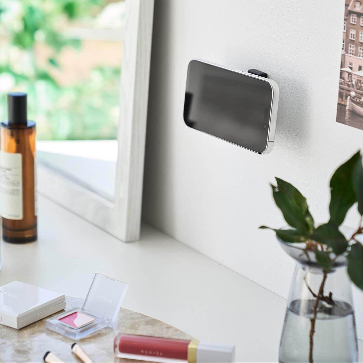 山崎実業の「角度が調節できる壁付けスマホホルダー タワー」にスマホをつけながらメイクをしている場面