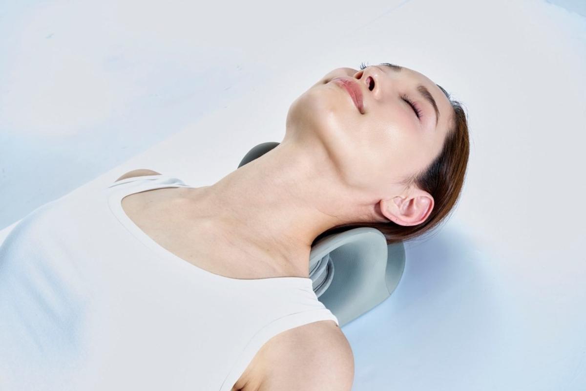 コジットの「エアーネックストレッチャー」をつかているところ