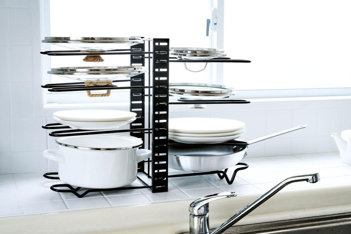 コジットの「すべりにくい3WAYフライパンスタンド」をキッチンに設置した様子