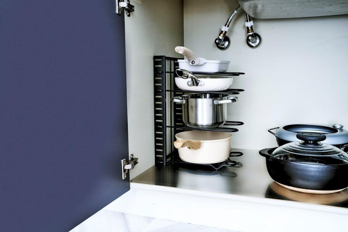 コジットの「すべりにくい3WAYフライパンスタンド」を片面だけにして観音扉内に設置した様子