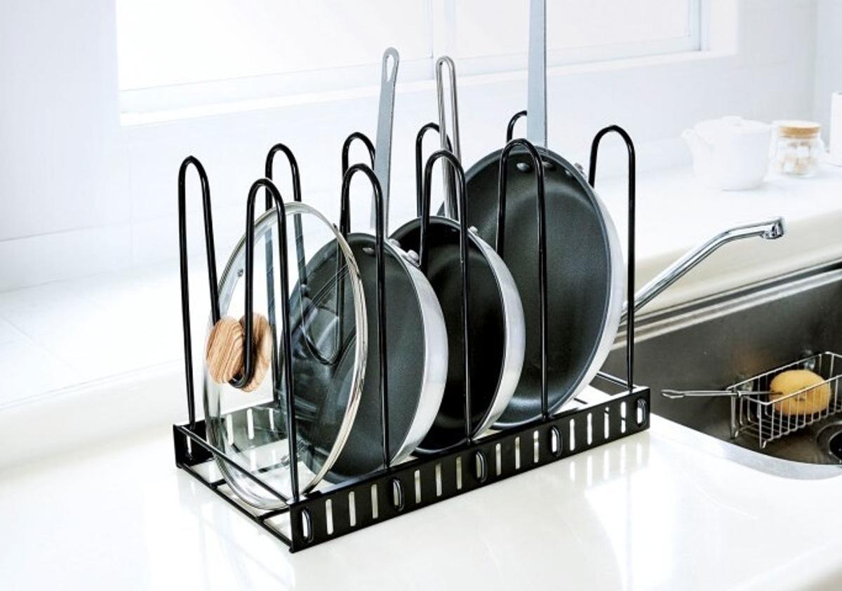 コジットの「すべりにくい3WAYフライパンスタンド」を縦型に収納した様子