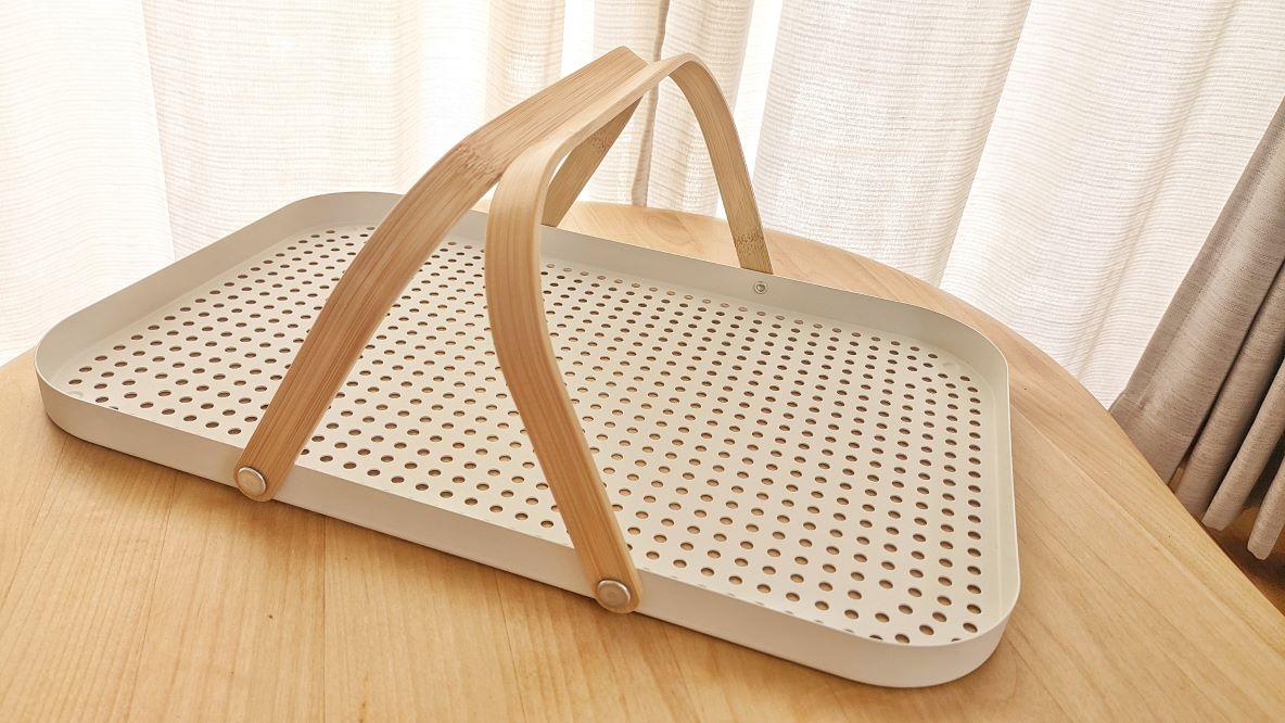 DMやリモコンなど、散らかりがちなテーブル上。IKEAの「移動もしやすい