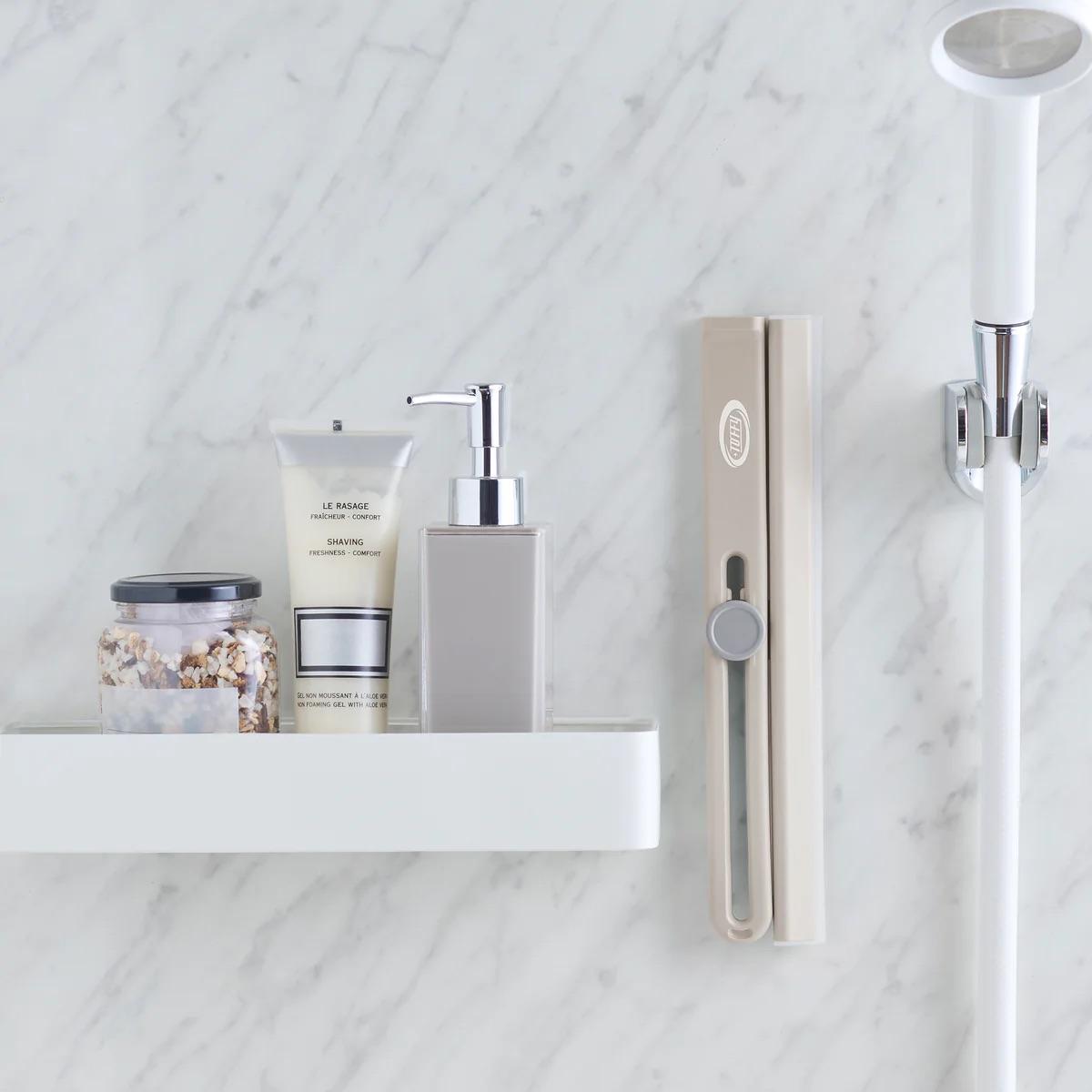 浴室の壁に貼り付けたスキージー