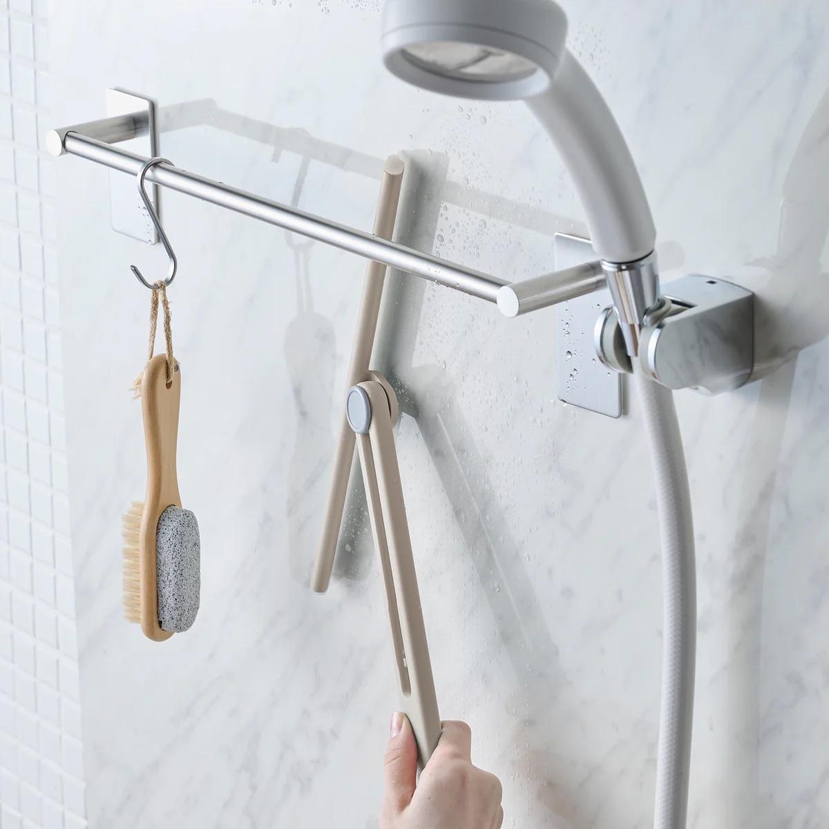 スキージーで水気を切っている