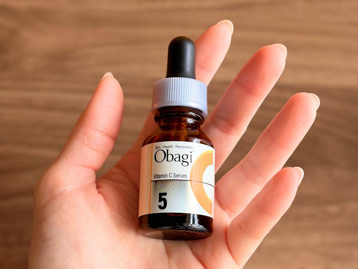 オバジ「C5セラム」を手のひらに乗せた様子