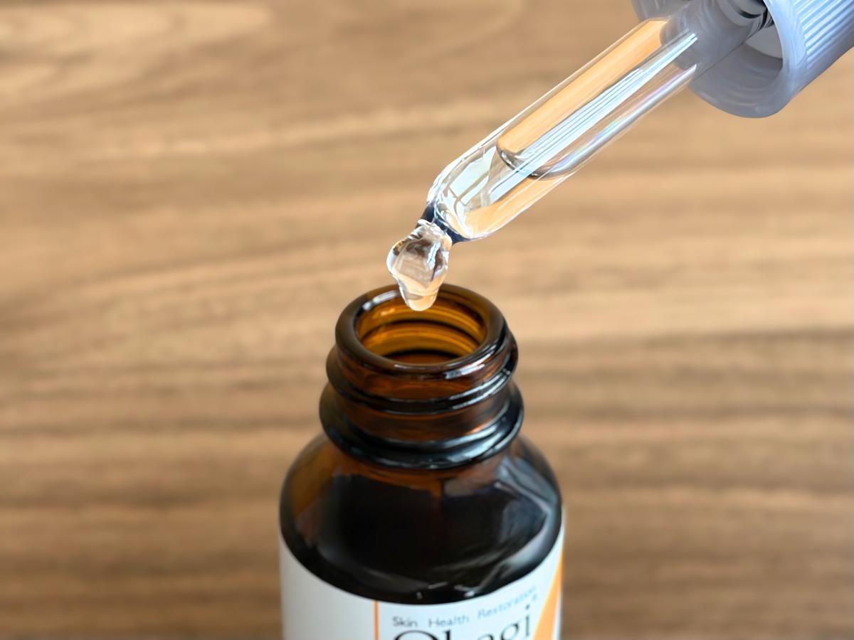 オバジ「C5セラム」のスポイトから1滴取り出す様子