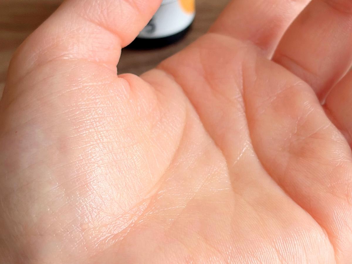 オバジ「C5セラム」を手のひらになじませてツヤをおびた状態