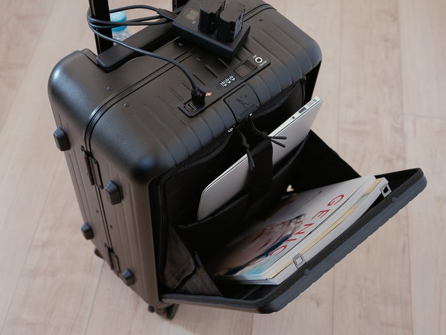 10年ぶりに買い替えたスーツケースで「移動中に荷物を取り出しにくい