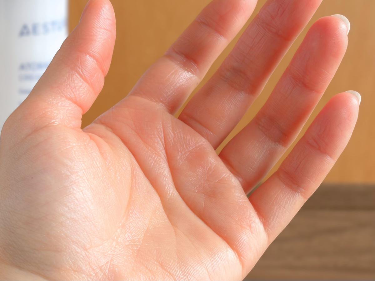 アトバリア365 クリームミストを手に塗布した、しっとり・ツヤのある状態