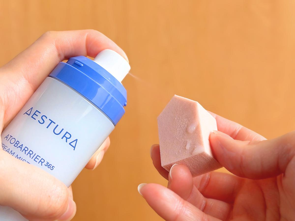 ロージーローザのスポンジにクリームミストを吹き付けている様子