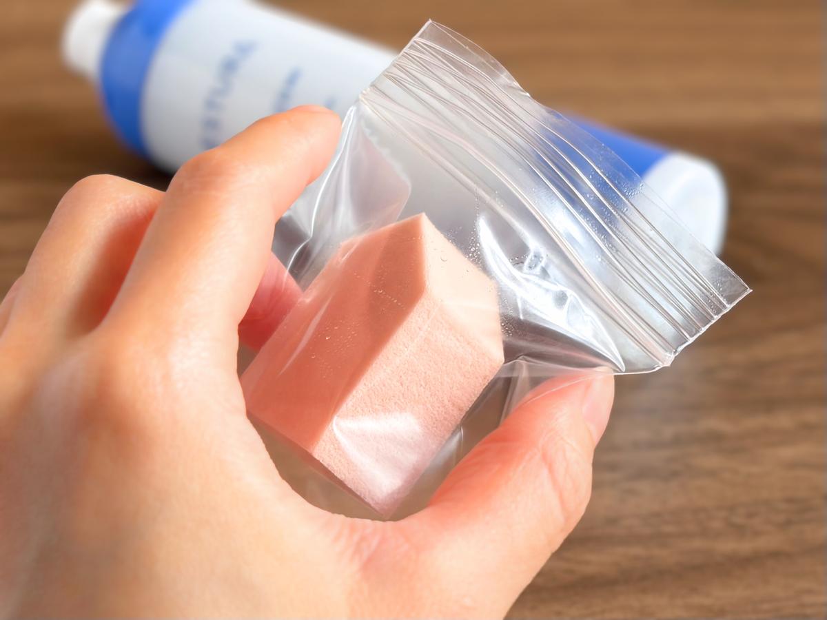 クリームミストを含んだスポンジをチャック付き袋に収納する様子