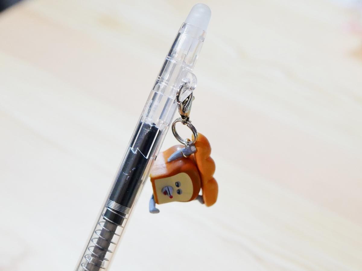 無印良品こすって消せるスリムボールペンにパンどろぼうのチャームを付けた状態