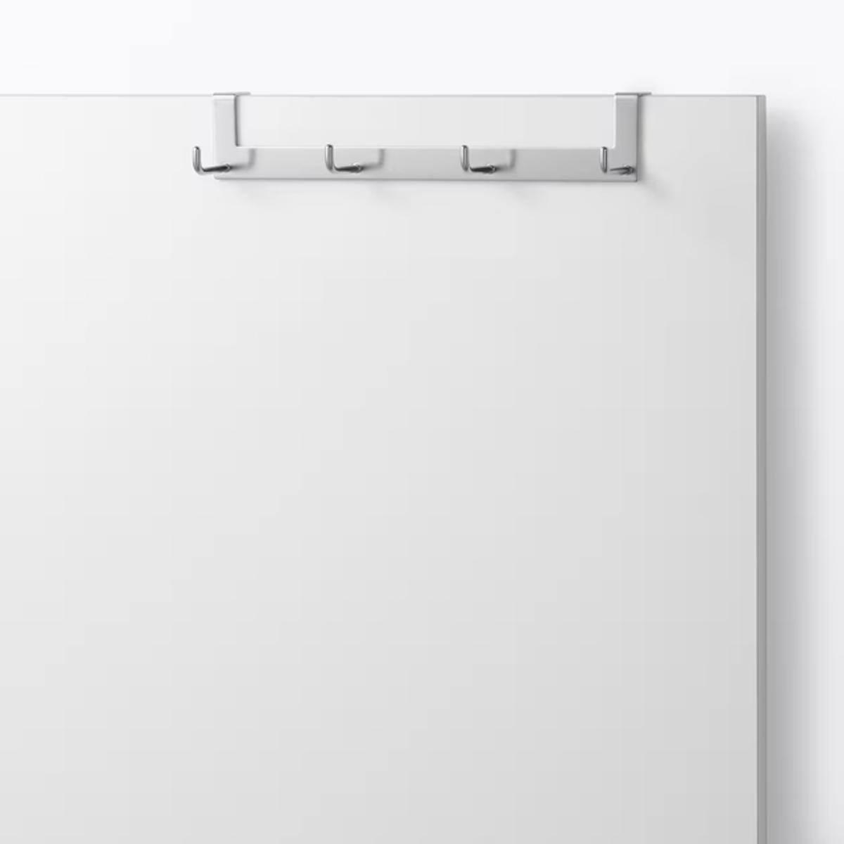 無印良品「シンク扉につける収納 フック・4連」を扉につけた様子