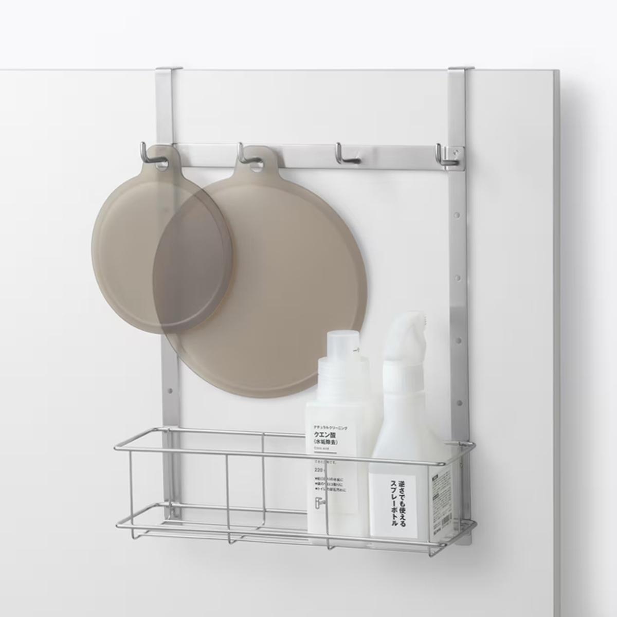 無印良品「シンク扉につける収納 高さ調節できるフック ポケット付」の使用イメージ