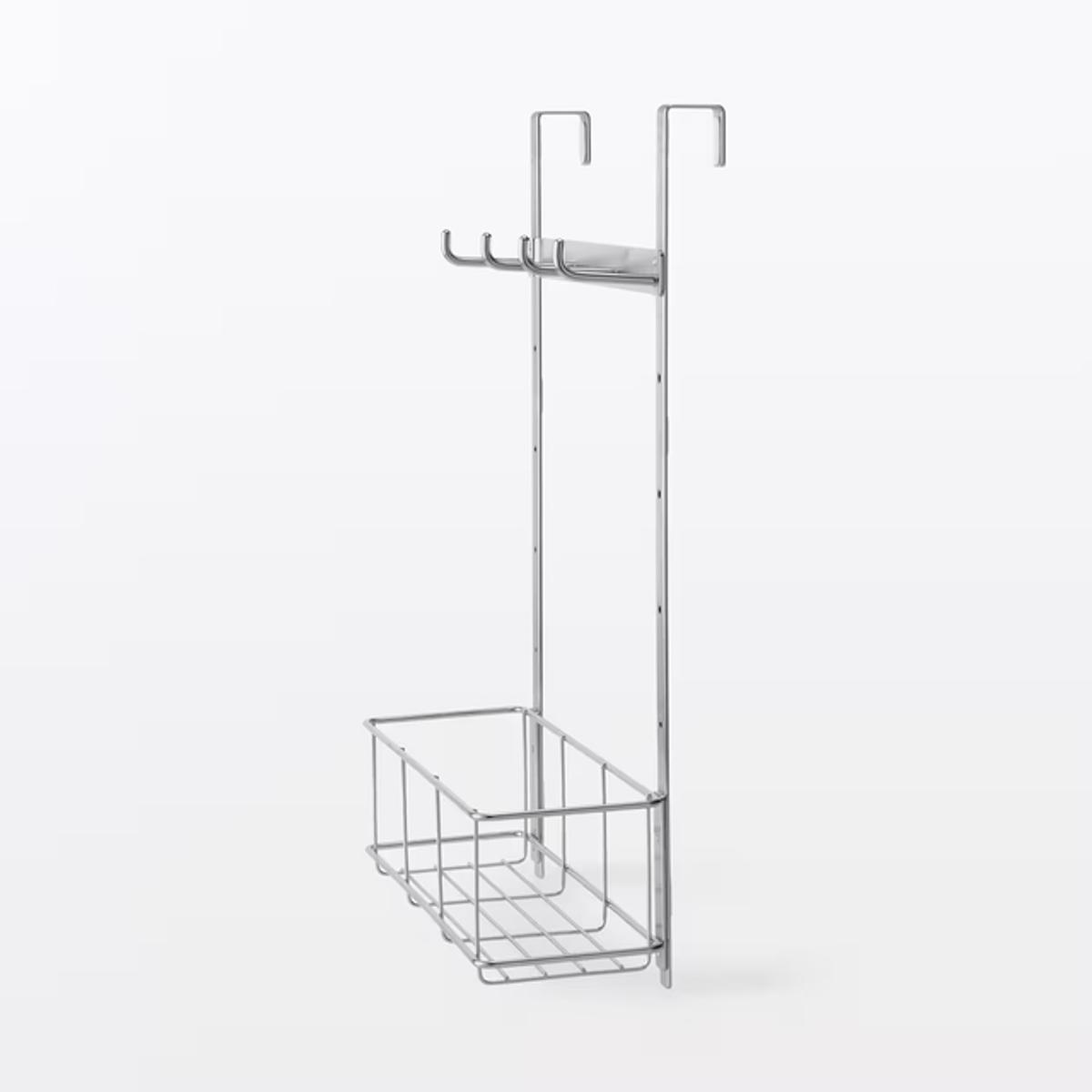 無印良品「シンク扉につける収納 高さ調節できるフック ポケット付」を斜めから見た様子