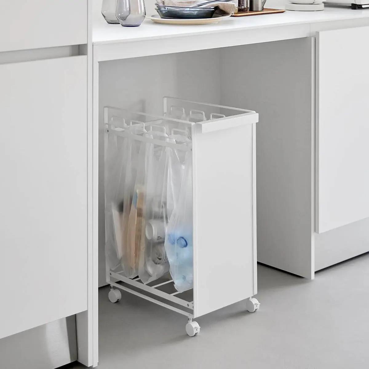 山崎実業「目隠し分別ダストワゴン タワー 4分別」をカウンター下に設置した様子