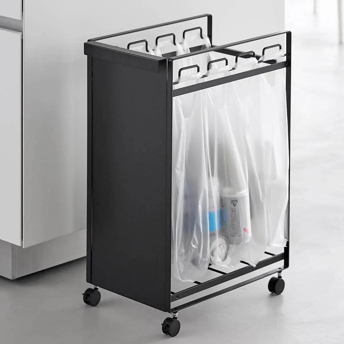 山崎実業「目隠し分別ダストワゴン タワー 4分別」を斜めから見た様子