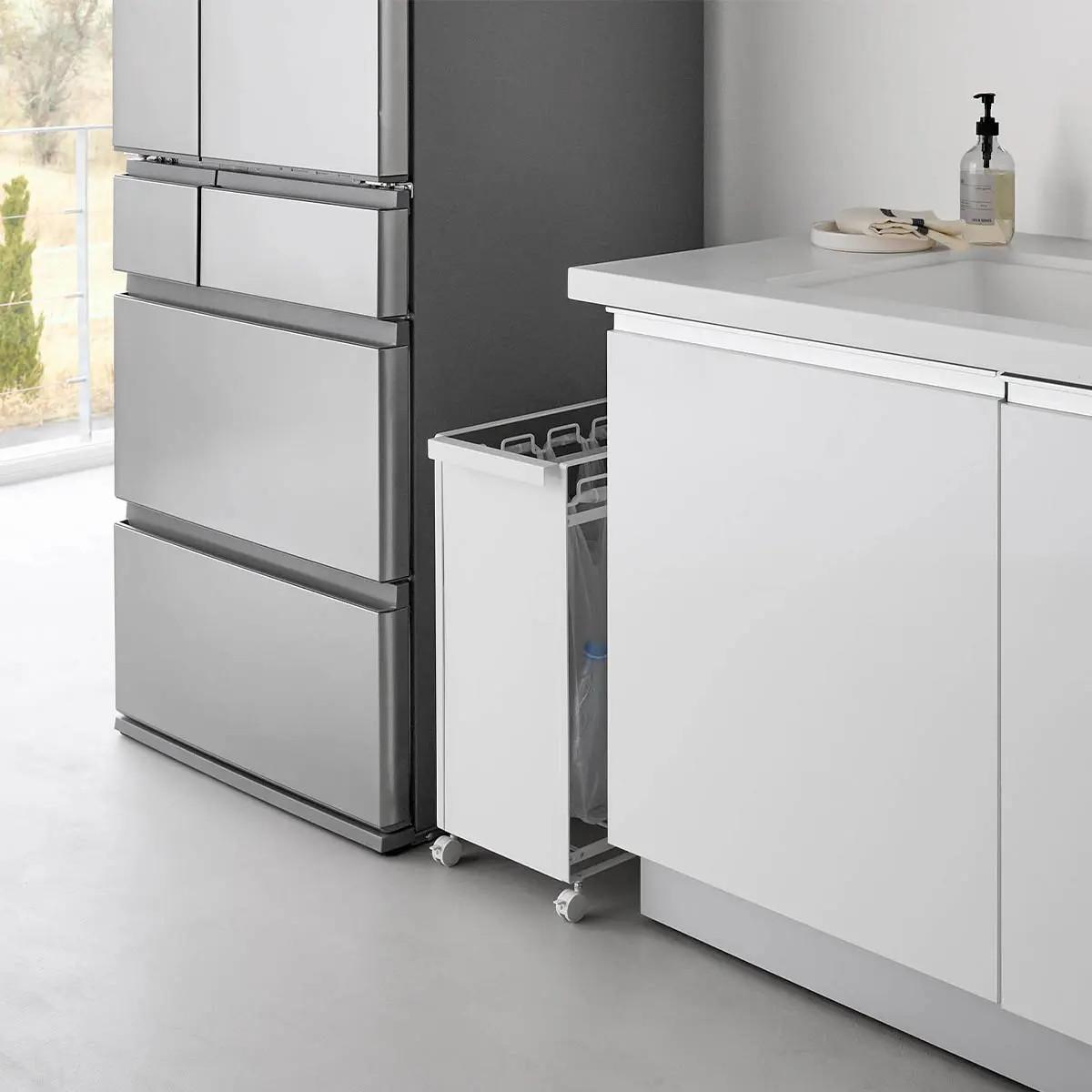 山崎実業「目隠し分別ダストワゴン タワー 4分別」をキッチンの隙間で使った様子