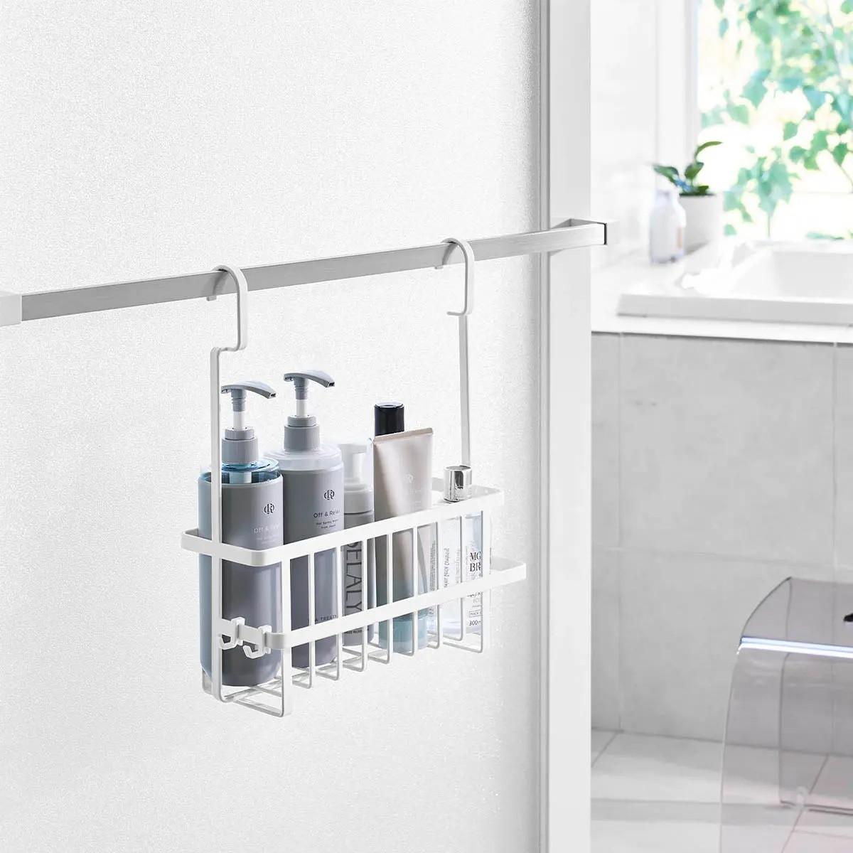 山崎実業「連結引っ掛けバスルームバスケット タワー」をドアハンガーに掛けた様子