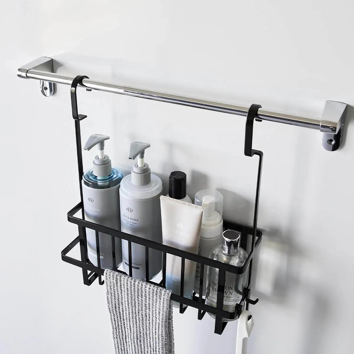 山崎実業「連結引っ掛けバスルームバスケット タワー」をタオルホルダーに掛けた様子