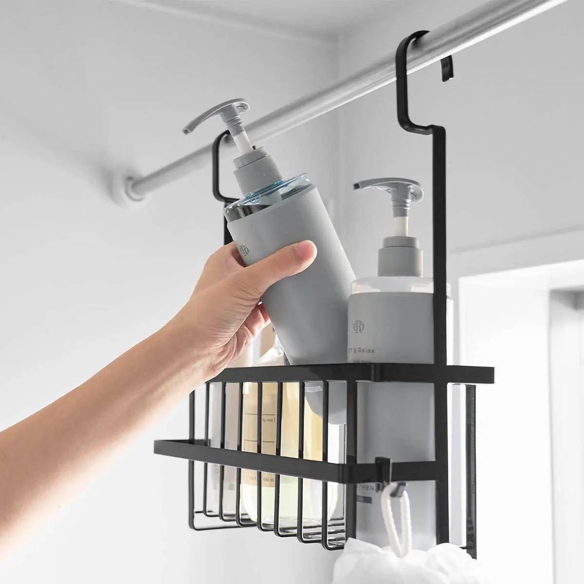 山崎実業「連結引っ掛けバスルームバスケット タワー」を浮かせたまま使う様子